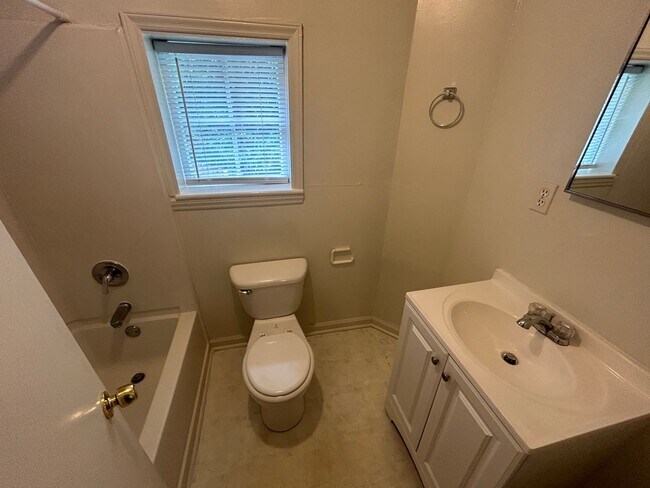 Building Photo - Spacious 4 Bedroom Trinity Park Home - Near Duke and Downtown Durham