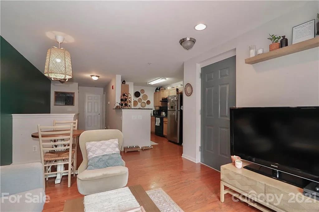 Building Photo - Room in Condo on Donatello Avenue