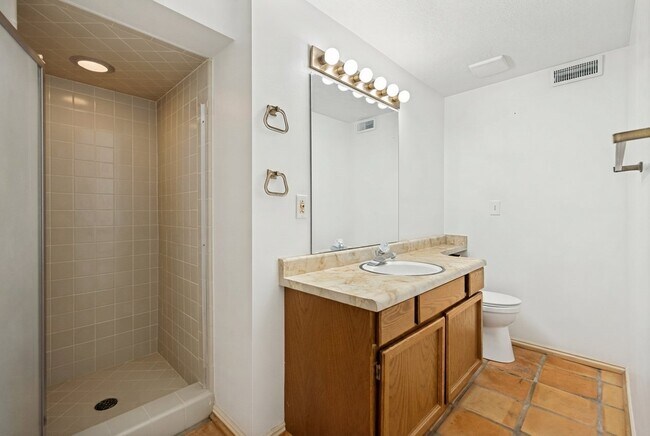 Building Photo - 8736 Oak Park Cir
