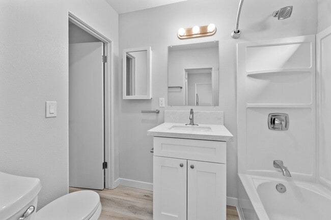 Building Photo - HILLCREST GREAT RENOVATED ONE BEDROOM APARTMENT.