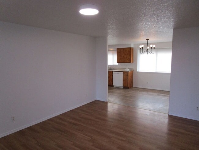 Building Photo - 2 Bedroom Duplex Near Library - Water/Sewe...