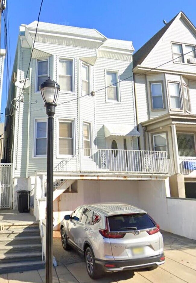 Building Photo - 712 15th St