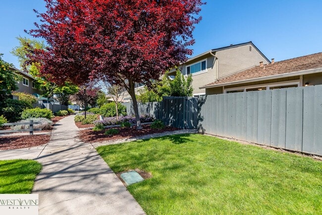 Building Photo - Beautiful 2 Bedroom Condo | Attached Garage | Washer/Dryer