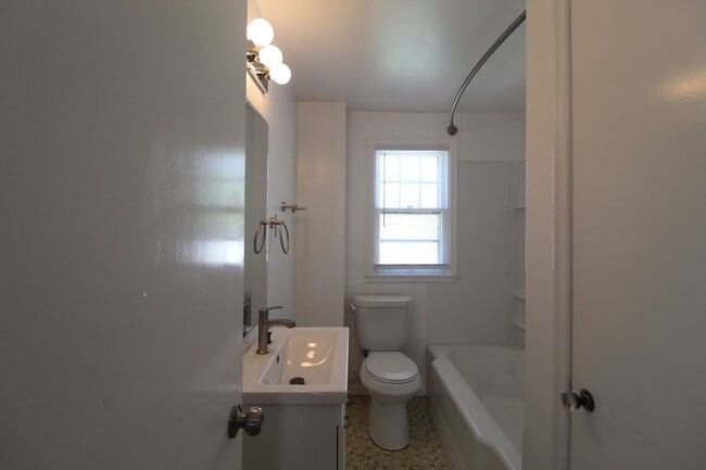 Building Photo - 2 Bedroom Duplex in North Kansas City