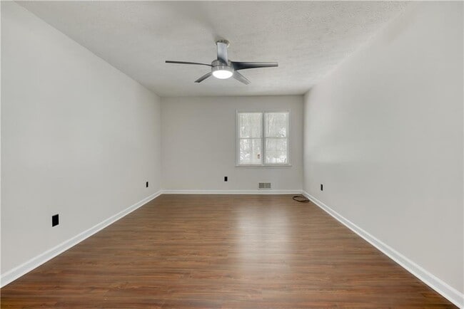 Building Photo - 61 Powers Ferry Rd