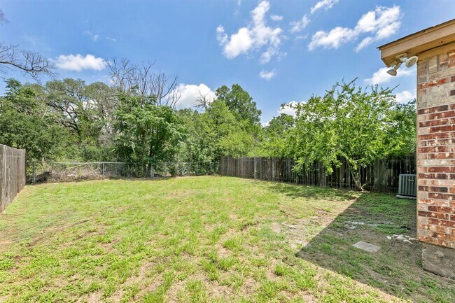 Building Photo - 6002 Parkwood Dr