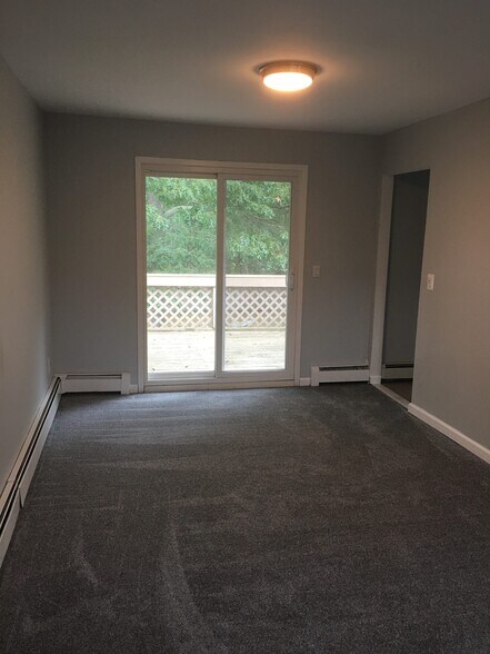 Dining room with entrance to private 2nd floor deck. - 12 Mill Street