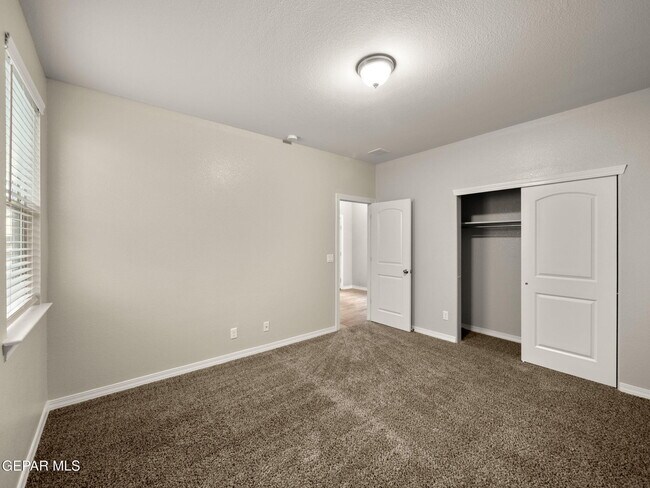 Building Photo - 5916 Hidden Acres Dr