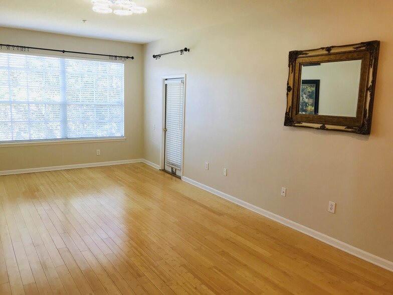 Building Photo - 10550 Baymeadows Rd