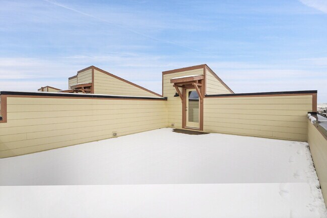 Building Photo - $3,330.95 with $300 off the first month's Rent - 4 Bedrooms, 3.5 Bathrooms, Townhouse in Broomfie...