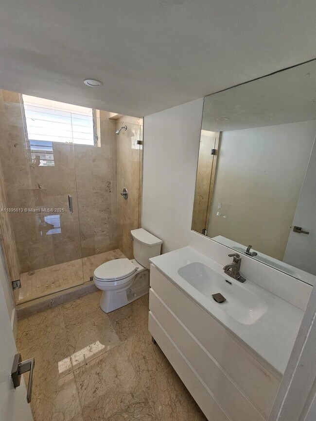 Building Photo - 2905 Point E Dr