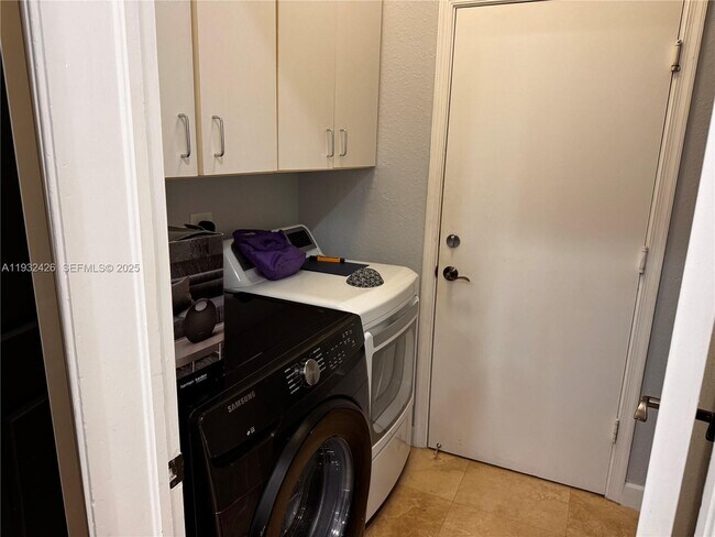 Building Photo - 876 Spinnaker Dr