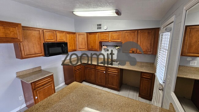 Building Photo - Wonderful home, convenient location