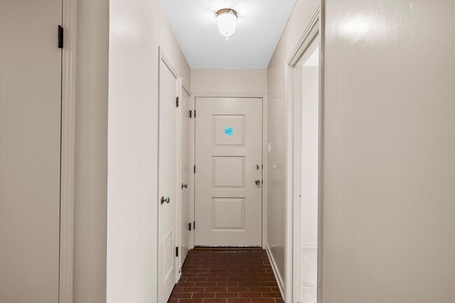 Building Photo - Private Woodway Retreat