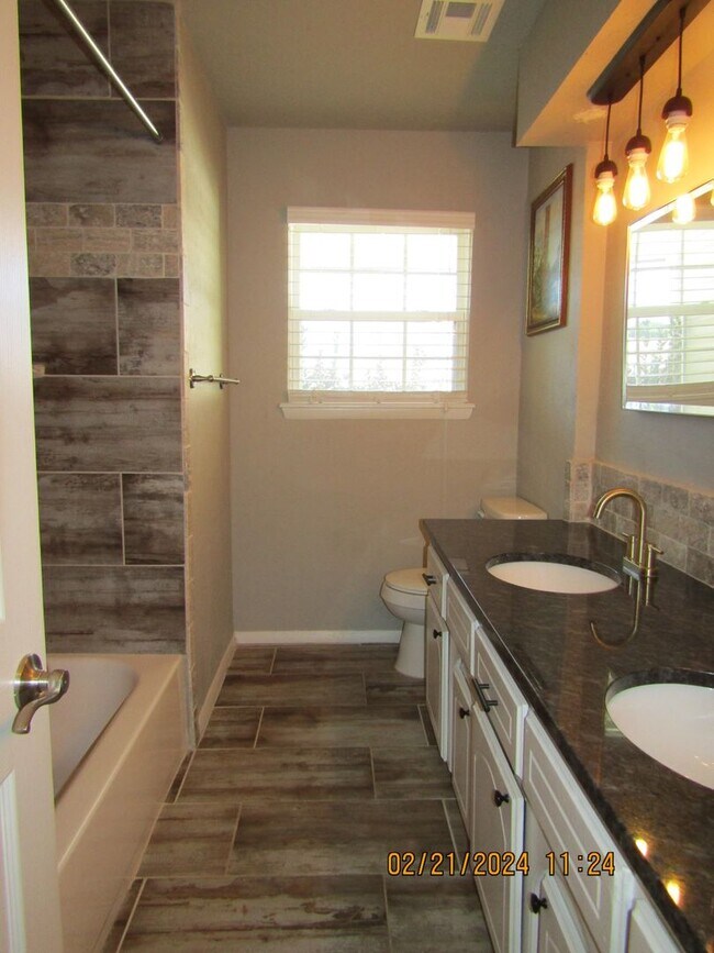 Building Photo - MacArthur Schools Area!