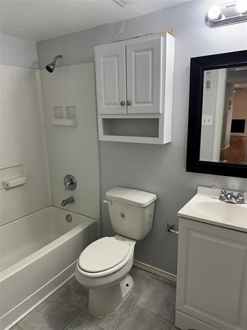 Building Photo - 2300 Balsam Dr