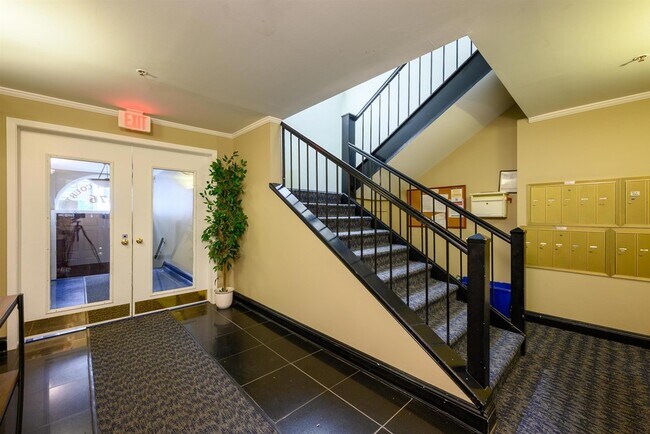 Building Photo - 476 Monmouth St