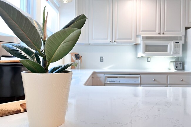 Building Photo - Furnished 3 Bedroom Walkable East Nashvill...