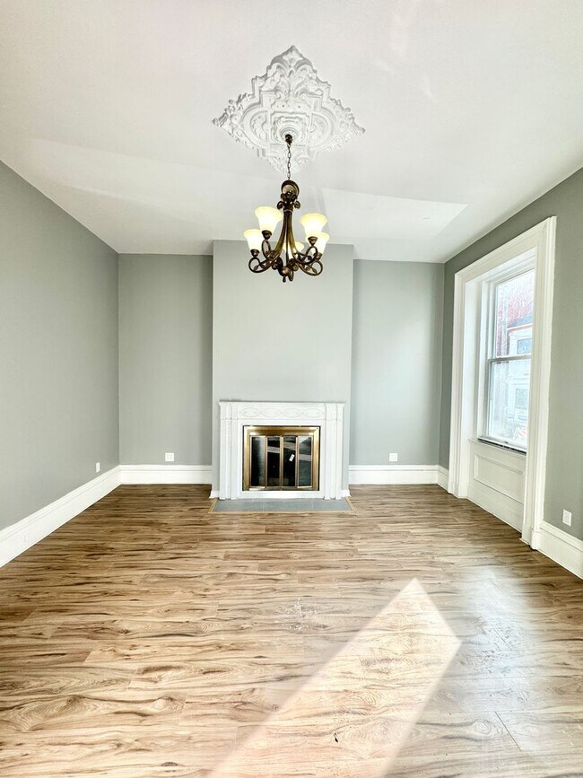 Building Photo - renovated 4 bedroom and 2 bathroom townhouse