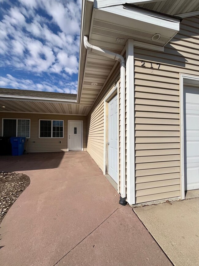 Building Photo - 2 Bedroom Twinhome For Rent in Lennox, SD!!