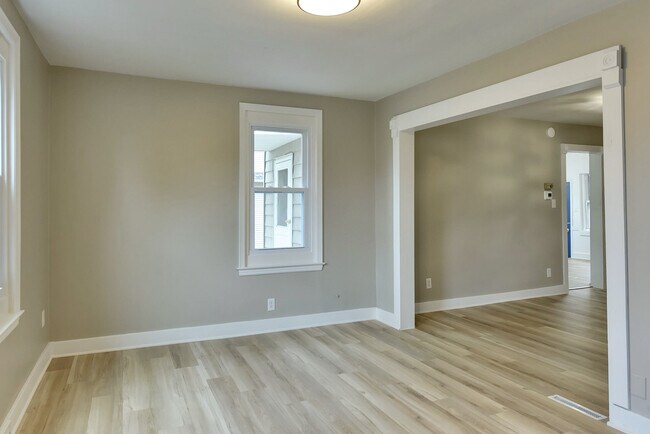 Building Photo - 830 S 50th St
