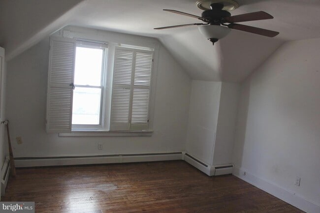 Building Photo - 1042 W Lancaster Ave