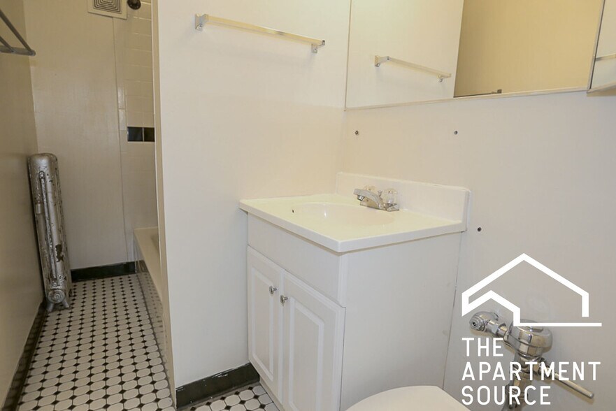 Building Photo - 3912 N Pine Grove Ave