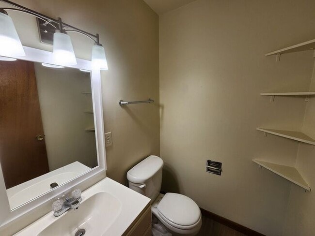 Building Photo - NEWLY RENOVATED 2 Bedroom 1.5 Bath-Electri...