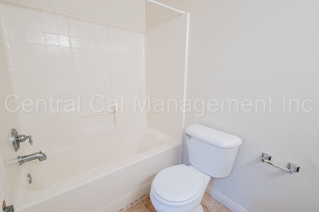 Building Photo - 4 Bedroom, 2 Bath Home in Desired Northwes...