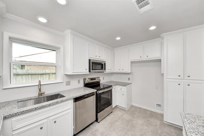 Building Photo - 9615 Meadowvale Dr