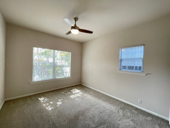 Building Photo - Exceptionally Spacious and Modernized 2x2 Townhouse w/Garage and Washer/Dryer Hookups!
