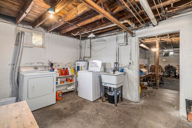 Building Photo - 415 N Thayer St