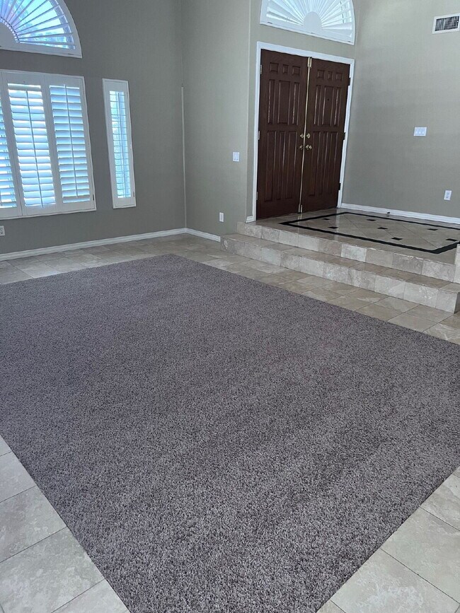 Building Photo - 5-bedroom split level home with GRASS/PRIVATE POOL