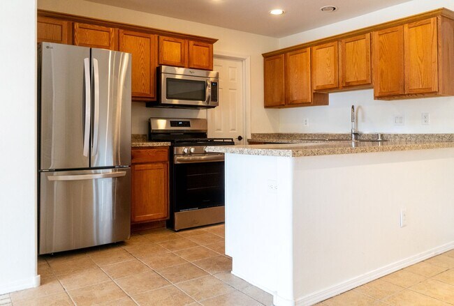 Building Photo - Tierra de Zia 3 bedroom, 2 bath Condo in newer section