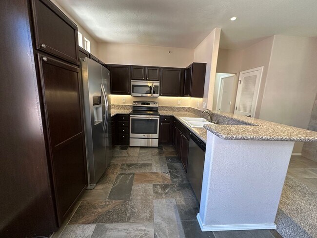 Building Photo - 2 Bed, 2 Bath in Courtyard Estates!
