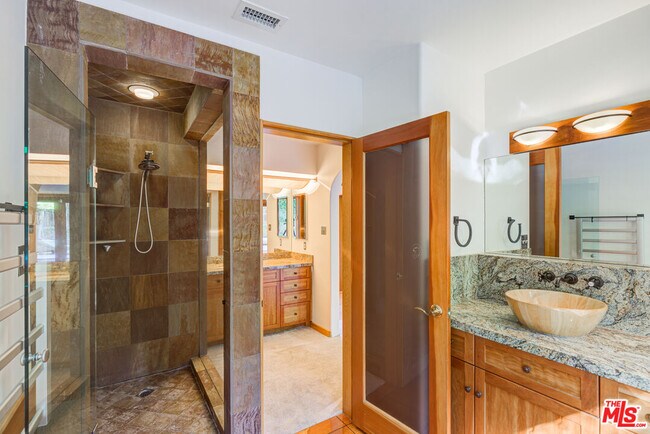 Building Photo - 15511 Woodcrest Dr