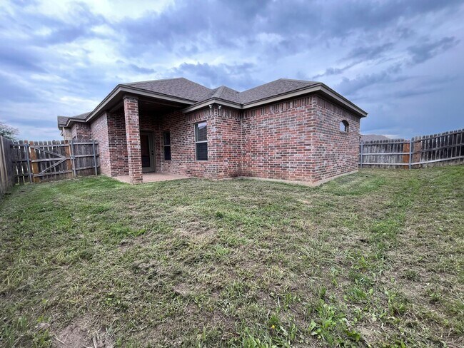 Building Photo - 4 Bedroom Single Family Home:  Available Now!
