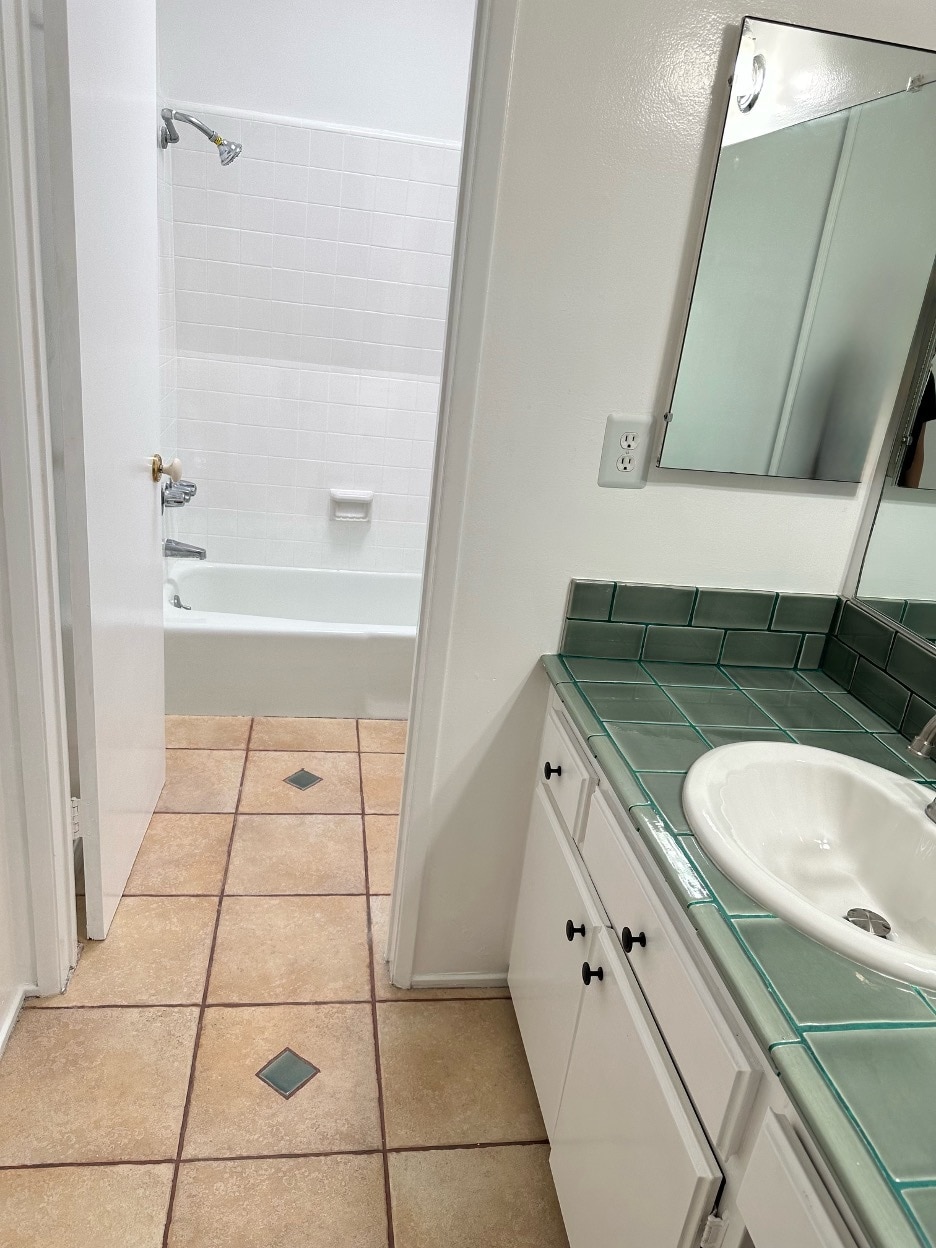 Guest Room Bath - 638 Wilcox Ave