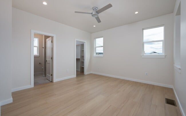 Building Photo - Stunning 4 bed, 3 bath - Corner Lot