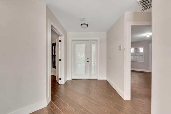 Building Photo - 7770 Villa Nova Dr