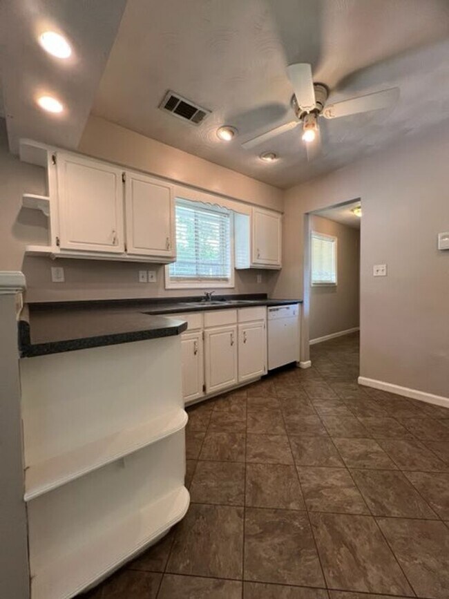 Building Photo - Convenient to Midtown, North Columbus, Ft Benning, CSU!!!