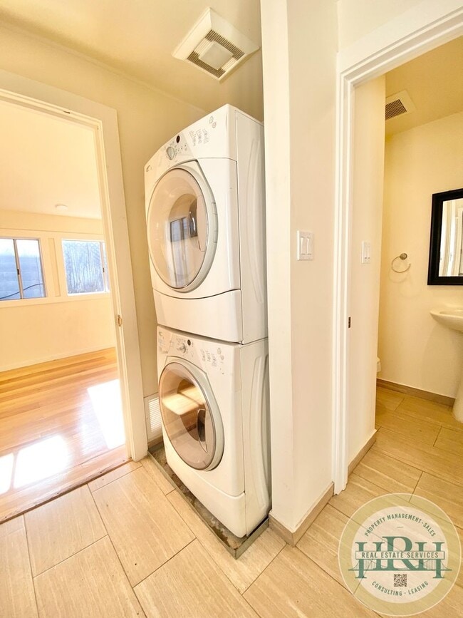 Building Photo - Location!! Charming 3 BR | 1.5 BA in the H...