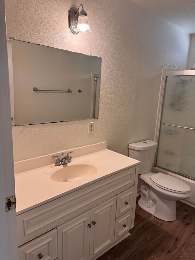 Building Photo - 913 Banyan Dr