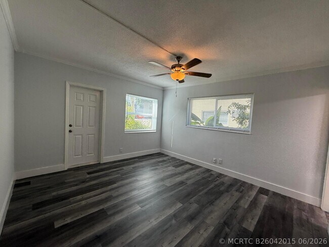 Building Photo - 2121 NE 42nd Ct