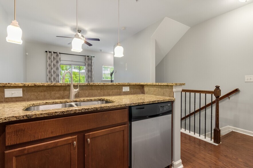 Building Photo - 215 Semel Dr