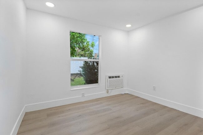 Building Photo - 107 SW 4th Ave