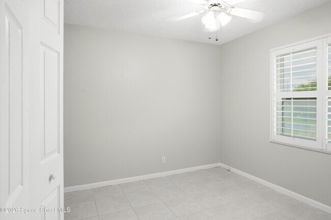 Building Photo - 1205 Sun Cir W