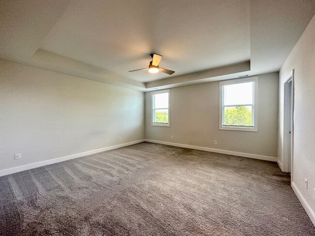 Building Photo - Beautiful Townhome with 3 bedrooms, three ...