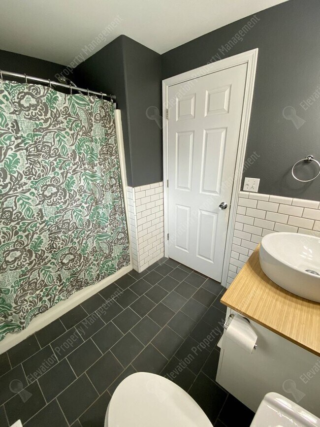 Building Photo - Updated 3BR - 2BA Gardener's Dream, w/ RV parking