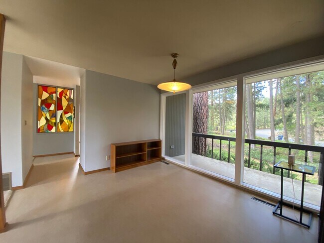Building Photo - Unique View Property 3 bed, 3 bath located...